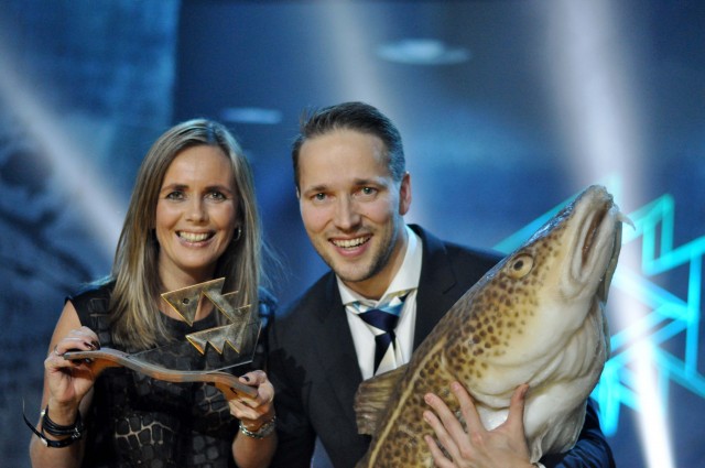 Markedssjef Camilla Beck Sætre og Salgssjef Øystein Rist med Gullfisken 2014. Fotograf Synne Lykkebø Hafsaas